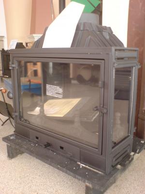 Френска чугунена горивна камера с три стъкла, Номинална мощност: 12 кВ , Стъкло-керамика ,Димоотвод -ф 230 ,Тегло - 139 кг. , 5 години гаранция , Производител :Cheminees Philippe- Франция.